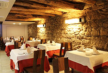 Dining area in Sarria hotel
